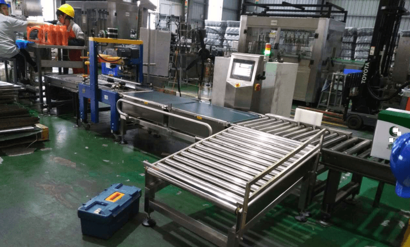 汽車潤滑油稱重機(jī)-在線檢重機(jī)應(yīng)用案例 汽車潤滑油稱重機(jī)-在線檢重機(jī)應(yīng)用案例